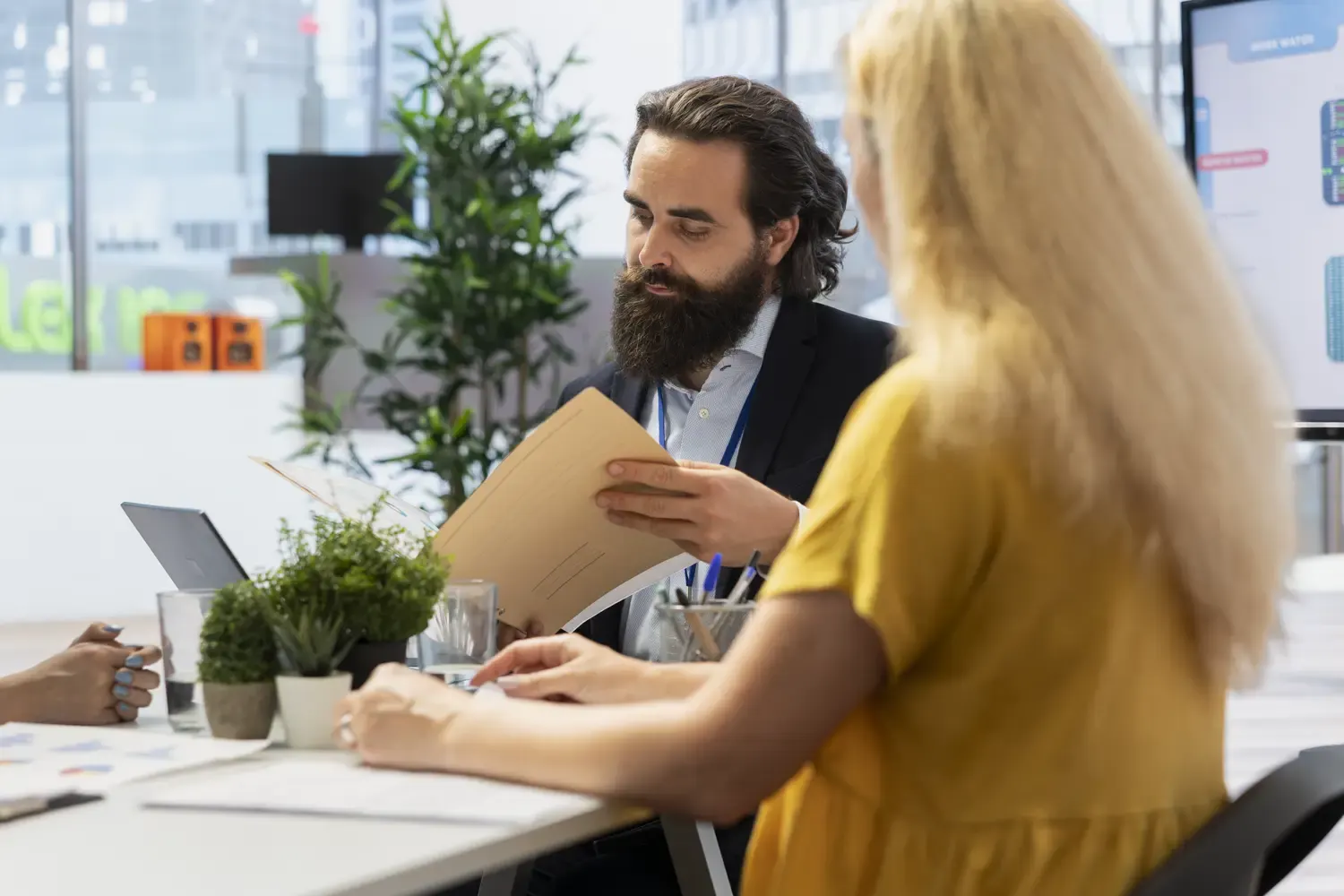 Échange de travail autour d'un dossier, dans les bureaux d'un client genevois