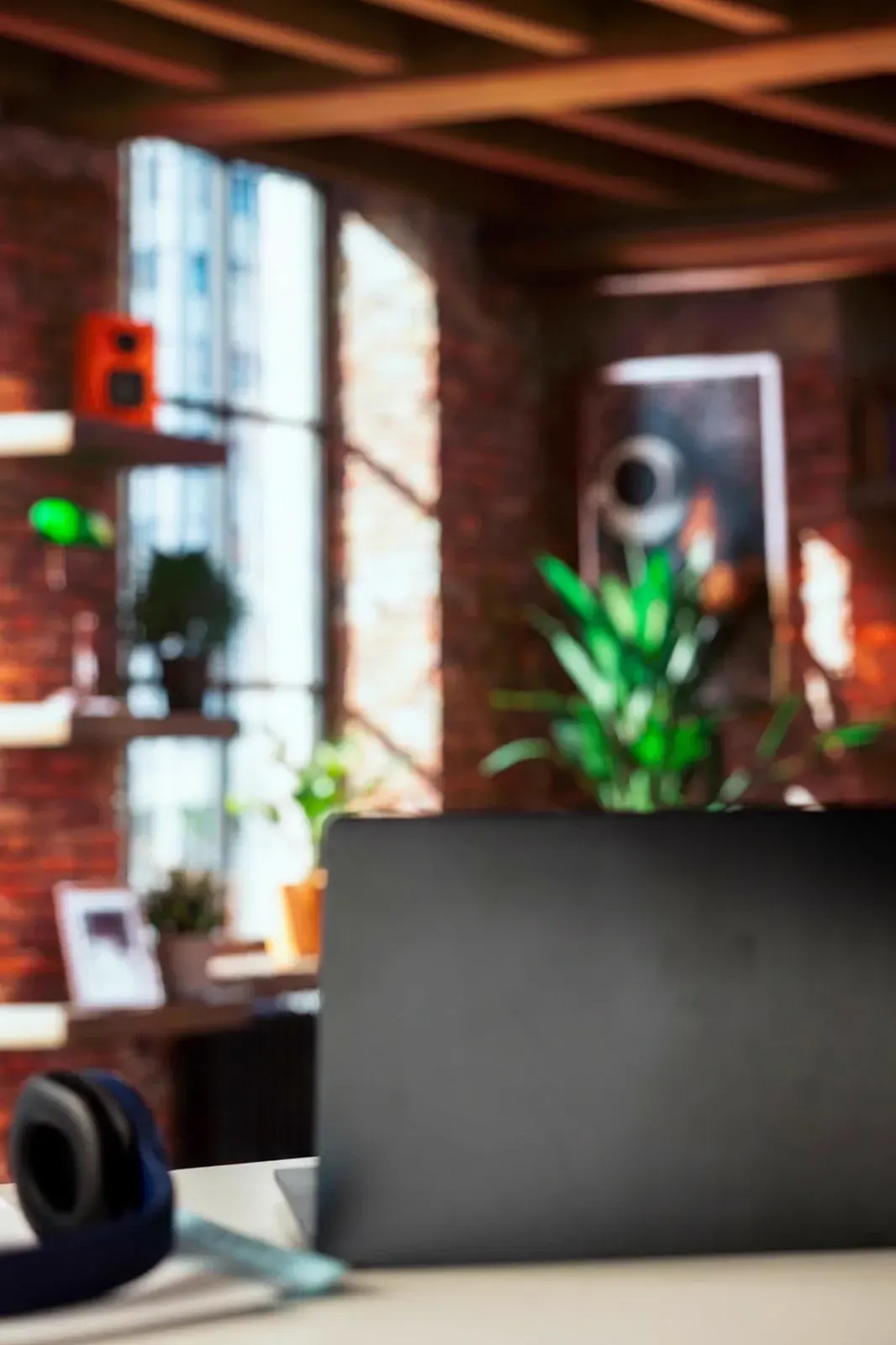 Collaborateur en télétravail téléphonant depuis son domicile