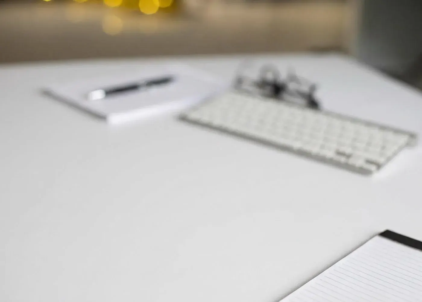 Main composant un numéro sur un poste téléphonique fixe d'entreprise