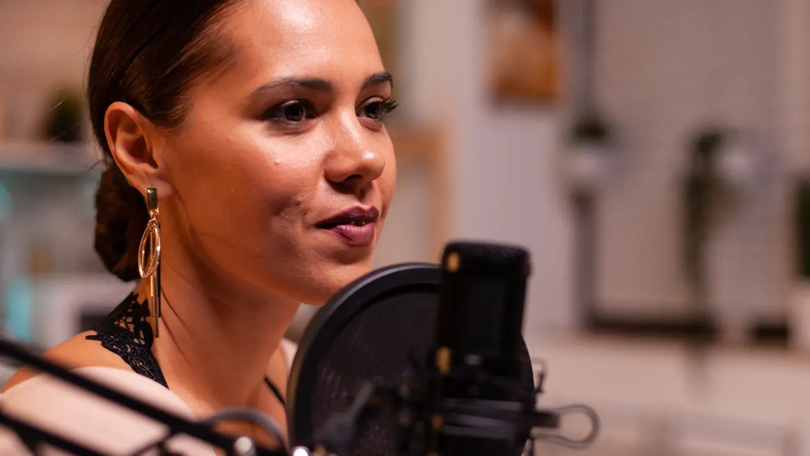 Voix professionnelle enregistrant une annonce d'accueil devant un micro de studio