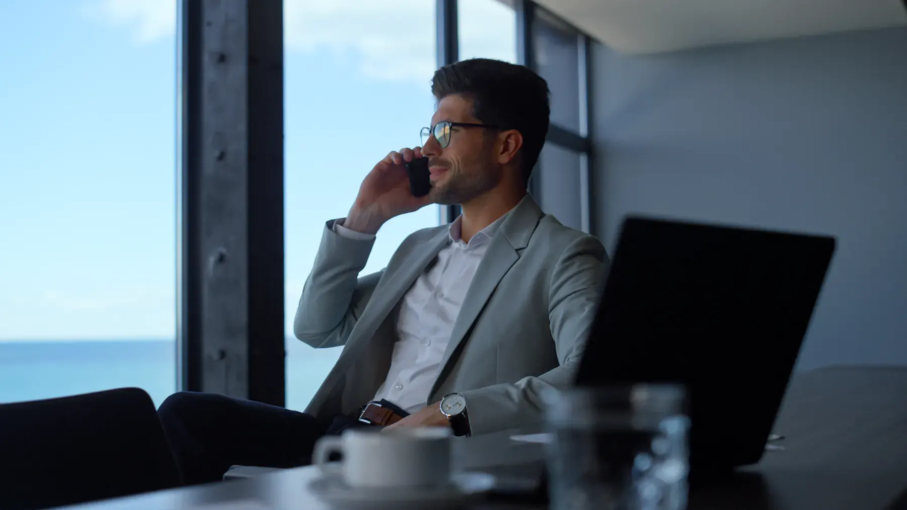 Dirigeant en communication depuis une salle de réunion équipée de la plateforme téléphonique