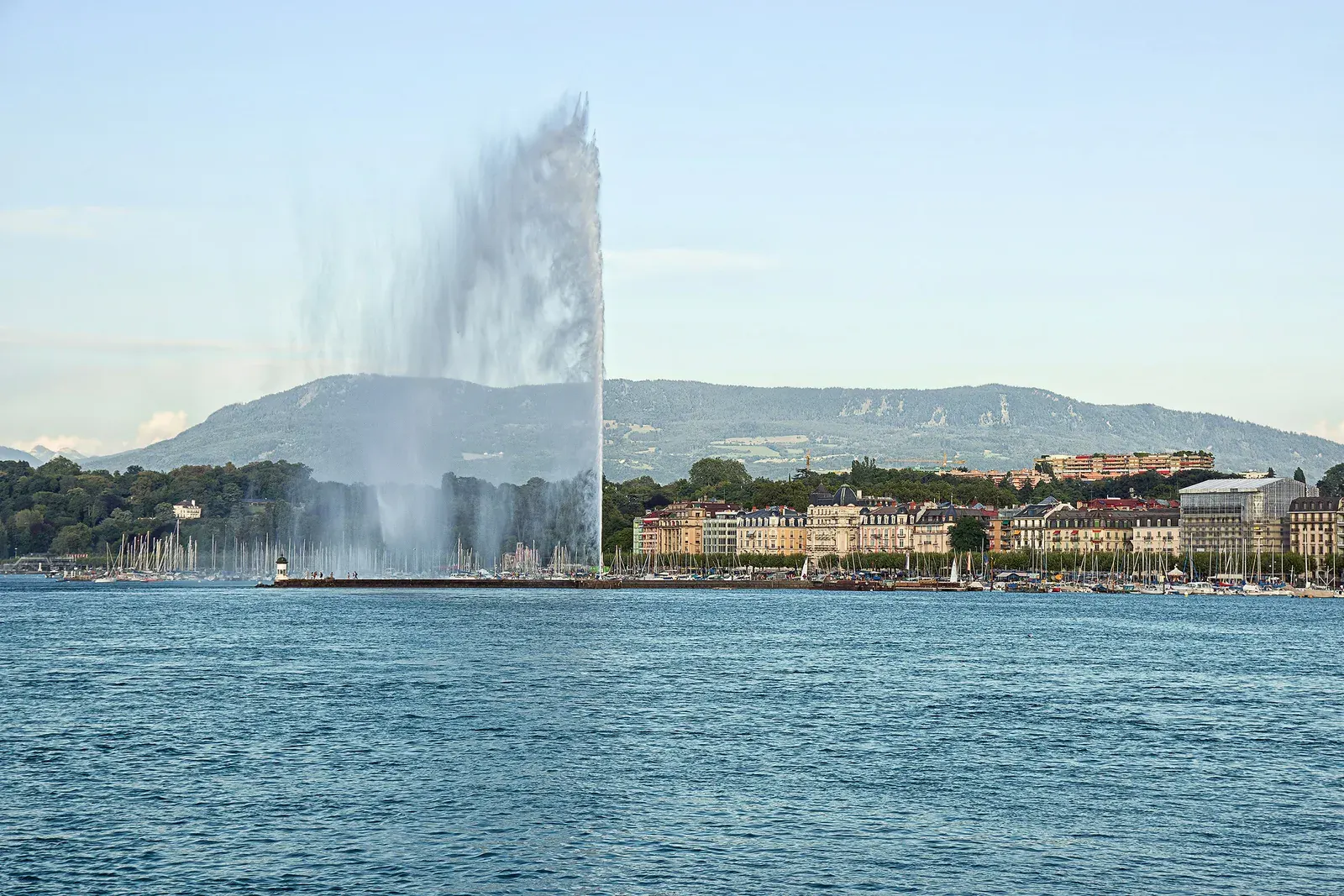 Le Jet d'eau et la rade de Genève vus depuis le lac