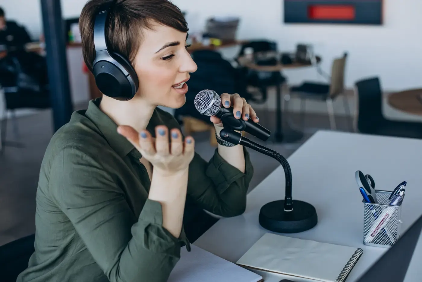 Comédienne voix en séance d'enregistrement, casque sur les oreilles et script à l'écran